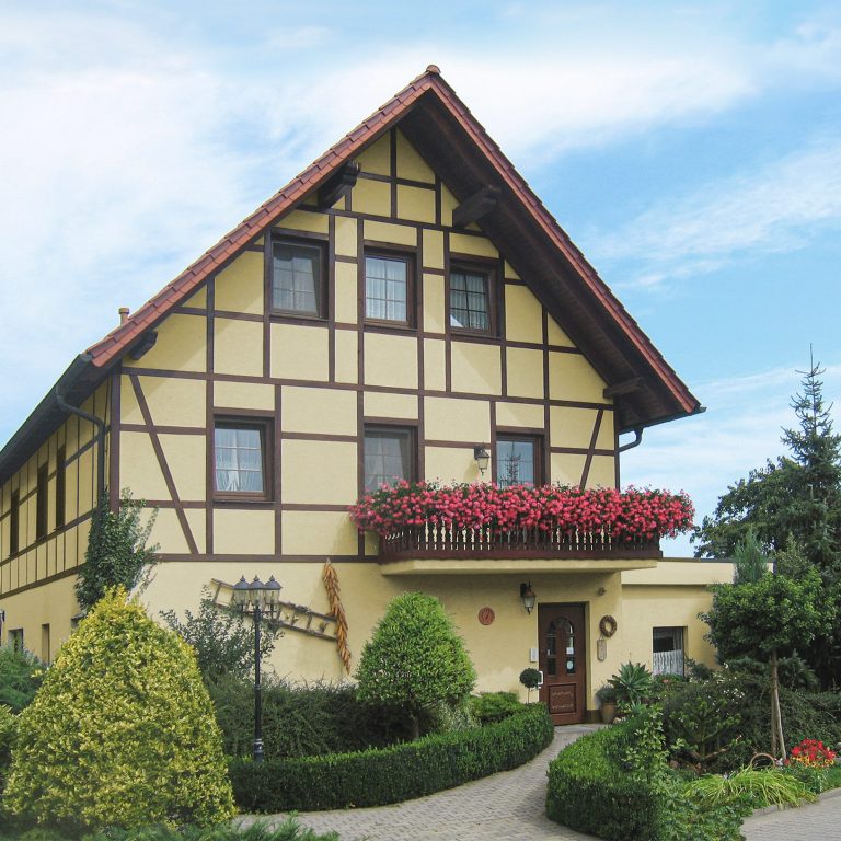 der begrünte Eingangsbereich des Landhotel Biberburgs mit Terrasse
