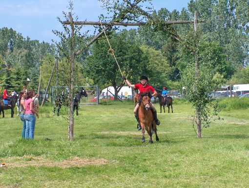 Reiter auf Pony bei einem Kranzreiten-Turnier auf der Wiese des Landhotel Biberburg